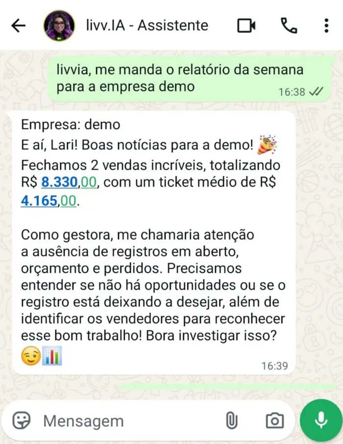 Gestor conversando com a assistente livv.IA pelo WhatsApp e recebendo relatório de vendas